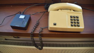 Gamla trådtelefoner kan kopplas till fibernätet med en adapter. Trådtelefon med VoIP-adapter.