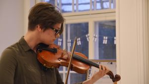 Henrica Westerholm. Henrica Westerholm spelar violin på Almska gården i Lovisa
