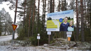 Asuntosäätiö marknadsför tomter i Störsvik. En skylt som informerar om lediga tomter.
