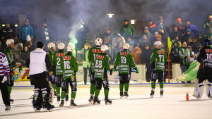 Akilles bandy är hjärtat i Borgåidrotten, tycker Leif Lampenius. Arkivbild. Bandylag som tackar publiken.