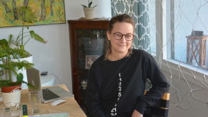 Camilla Hagstén driver företaget Hakki Design sedan 2014. smyckesdesignern camilla hagstén sitter i ett grönt och hemtrevligt vardagsrum