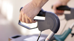 Personer med rullator har svårt att ta sig fram till busschauffören En hand håller i en rollator.