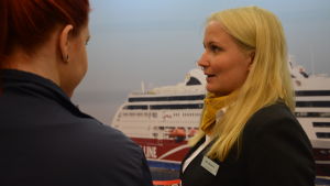 Jenny Linnalehto vid Viking Line Jenny Linnalehto, viking line fartyg på plansch i bakgrunden