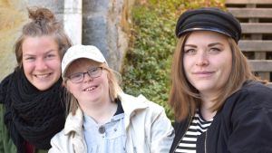 Regissören Emma Kullberg, skådespelaren Janina Egger och producenten Emilia Nyberg. Emma Kullberg, Janina Egger och Emilia nyberg sitter på en trappa. Omkring trappan växer det gröna slingerväxter.