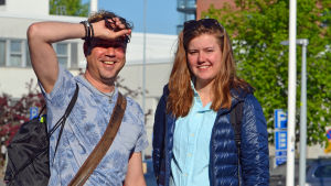 Larrie Griffis och Karolina Lång. Larrie Griffis har armen höjd för atgt skydda sig mot solen, Karolina Lång kisar in i kameran.