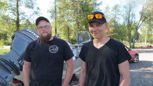 Kenny Andersson och Jonas Karlsson Kenny Andersson och Jonas Karlsson framför sin uppdragna båt