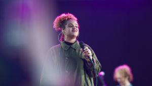 - I min vardag märker jag inte av rasism så himla mycket, men jag ser ju så klart alla andra som blir utsatta för det, säger Seinabo Sey. Seinabo Sey uppträder på Ruisrock 2016