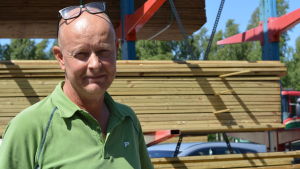 Byggboomen verkar ha gått spårlöst förbi Ekenäs, det byggs just inga nya hus, säger Johan Törnqvist. man som står framför en hög med impregnerat trävirke.