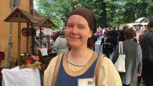 Bettina Westerholm trivs på marknaden. Profilbild på Bettina Westerholm på medeltida marknaden i Åbo.