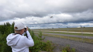 De bästa bilderna på planen får man när de startar eller landar, berättar Eelis Heikkinen. Bild på 13-åriga flygentusiasten Eelis Heikkinen.