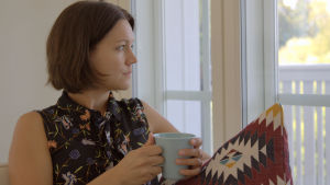 Ibland orkar Anette inte göra någonting annat än sitta i soffan. En kvinna sitter i soffan och tittar ut genom fönstret.