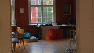 Övningen arrangeras i Kuggom där deltagarna också övernattar. Till vänster ligger en av deltagarna och sover. Inuti huset i Kuggom där Baltic Glory ordnas.