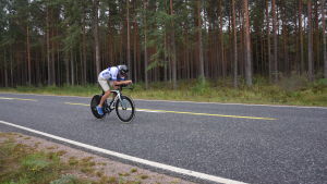 Johan Nordlund tävlar nästan varje veckoslut under sommaren. En cyklist susar fram på en landsväg.