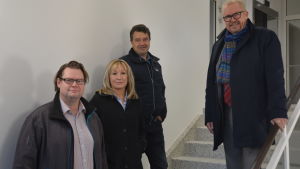 Guiderna på rundturen i nya stadshuset Jan Gröndahl, Anna Friberg, Kjell Holmqvist och Ragnar Lundqvist. Jan Gröndahl, Anna Friberg, Kjell Holmqvist, Ragnar Lundqvist står i trapphuset.