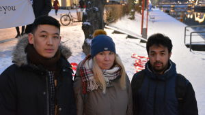 Ali Reza Heidari till höger, tillsammans med Ahmad Hosseini och Linda Bäckman i december 2018 i en demonstration mot utvisningar. Ahmad Hosseini, Linda Bäckman och Ali Reza Heidari står bredvid varandra.