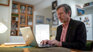 Forskaren och tidigare journalistikprofessorn Tom Moring håller med om att det handlar om ett statsstöd, men han påpekar också att det finns ett samhällsintresse för medier på minoritetsspråken. Journalistiikan emeritusprofessori Tom Moring, Helsinki, 19.12.2018.