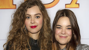 Johanna och Klara, galaklädda 2017. Johanna och Klara Söderberg från First Aid Kit, 2017.