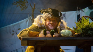 Pehr Kalm (Hannu-Pekka Björkman) har koll både på stora och lilla ofreden. Foto från Koiramäen Suomen historia på Nationalteatern.