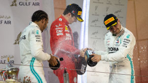 Lewis Hamilton, Charles Leclerc och Valtteri Bottas sprutar champagne på prispallen
