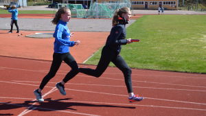 Ida och Elvira övar växlingar. Ida Suuronen och Elvira Johansson övar växlingar.