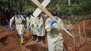 Våldsamheter samt ebolautbrottet i provinserna Ituri och Norrra och Södra Kivu har tvingat hundratusentals på flykt i östra Kongo-Kinshasa. Hjälparbetare som gräver gravar för ebolaoffer.