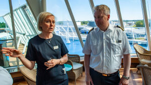 Intendent Ros-Marie Sandström och kapten Niklas Gustafsson. En kvinna och en man på ett fartygs promenaddäck.