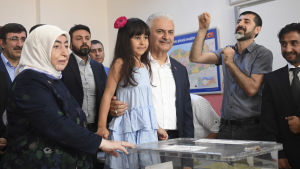 Binali Yıldırım tog med sitt barnbarn till vallokalen. Borgmästarkandidaten Binali Yıldırım röstar i Istanbul tillsammans med hustru och barnbarn.