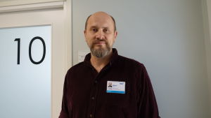 Mikael Holma är biträdande överläkare på polikliniken för sömnstörningar. En man ler mot kameran.