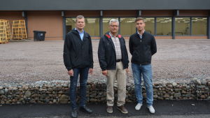Leif Åkers, Göran Östberg och Linus Krooks utanför den nästan färdiga återbruksgallerian i Storviken i Vasa. Leif Åkers, Göran Östberg och Linus Krooks utanför den nästan färdiga återbruksgallerian i Storviken i Vasa.