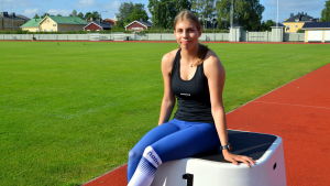 Liljendal tror på ett nytt personbästa ännu i sommar. En kvinna sitter på en prispall fram för en konstgräsmatta.