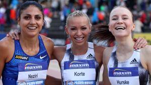 Nooralotta Neziri, Annimari Korte och Reetta Hurske håller om varandra och ler.