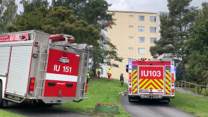 Räddningsverket var på plats med sina sista resurser. brandbilar framför höghus