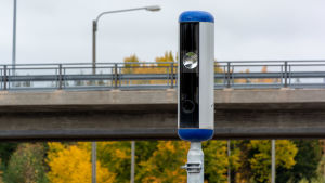 De nya kamerorna kan mäta hastigheten redan på 150 meters håll. Kamerastolpe med plåtpolis.