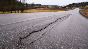Söderkullavägen är verkligen i behov av reparation, tycker Sibbopolitikerna. Bilden är från januari 2021. En väg med en grop i.