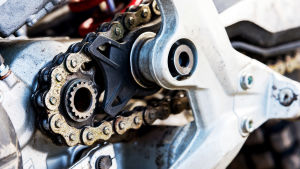 NM i trial hölls i Salo i slutet av augusti 2019. Detalj på en motorcyekl som används i trial. Närbild på keden/kedjan.
