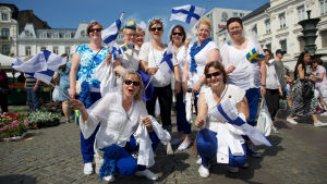 Euroviisufanit tunnetaan omistautuneina teemapukeutujina. Suomalaisia euroviisufaneja Suomi-vaatteissa ja -kasvomaaleissa Malmön torilla ennen vuoden 2013 euroviisufinaalia.