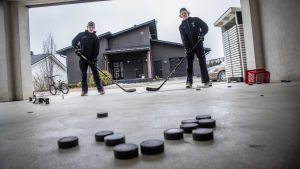 Öva skott med en vän – undvik att spela i grupp. KalPan A-Junnujen Tuomas Hynninen ja KalPan B-Junnujen Topias Hynninen harjoittelemassa kotipihallansa