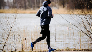 Just nu ska löpare inte snyta sig hur som helst när de är ute och joggar. Ta med en näsduk i fickan! På bilden springer en ung man vid vattnet.