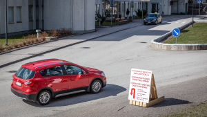 Man måste vänta på sin tur vid den angivna platsen. Arkivbild från drive-in-mottagninen i Näse i mars. Skylt med information om provtagning för Corona-virus