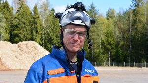 Driftschef Thomas Nyholm ser fram emot att lära sig en ny process som biogas medför. Man med hjälm