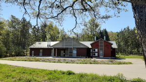 Fiskhallen i Hangöby har kostat Hangö stad hundratusentals euro. Rött hus i grönområde.