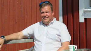 Fastighetsförmedlare Kjell Dannberg äger en fiskebod i Gunnarstrand i Hangö. De säljs inte till fritidsborna. Enligt Dannberg ska man vara skriven i Hangö, äga båt och minst två fisknät för att få äga en fiskebod här. En man med vit skjorta och solglasögon uppe vid hårfästet sitter och kisar mot soeln en solig sommardag med knallblå himmel. Han har en röd fiskebod i bakgrunden. Sitter vid bodens altan.