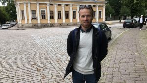 Mikko Rautiainen vågade lyfta lån trots ovissheten coronakrisen fört med sig. Mikko Rautiainen framför ett gult hus