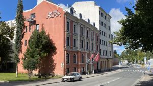 Enligt Gästgivars är läget svårt speciellt för små hotell i städer. På bilden syns Hotell Astor i Vasa. Gatuvy i Vasa