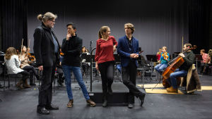 Kapellimestariopiskelijat I-Han Fu, Emilia Hoving ja James Kahane harjoituksissa orkesterimuusikoiden kanssa. Vasemmalla professori Atso Almila.