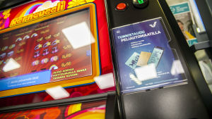 Veikkaus minskade inkomster hänger ihop med att spelautomaterna tvingades hålla stängt under coronaepidemin Veikkauksen peliautomaatteja Kuopissa. Ennen pelaamista pelaajan pitää tunnistautua.