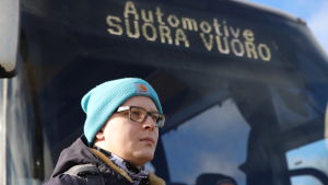 På vardagar går tre bussturer direkt från Åbo till bilfabriken. Konsta Vahter behöver ändå inte använda bussen, eftersom han bor i Nystad. Mies nousee bussiin