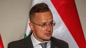Ungerns utrikes- och handelsminister Péter Szijjártó är långvarig parlamentsledamot och han ledde tidigare Fidelitas, det styrande partiets Fidesz ungdomsorganisation. Ungerns utrikes- och handelsminister Péter Szijjártó är långvarig parlamentsledamot och han ledde tidigare Fidelitas, det styrande partiets Fidesz ungdomsorganisation.