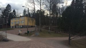 Päivärinteen koulus skolbyggnad har stått tom hela läsåret. Ett av den finska Päivärinteen koulus skolhus.