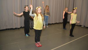 De som dansar i Djungelboken heter Fanny Augustsson, Alexia Bäckström, Ronja Granqvist, Eveliina Heinänen, Alicia Jarner och Emelie Lindberg. Klasserna 4-6 i Hangö centralskola visar musikalen Djungelboken.